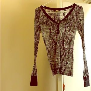 Snake skin grey and white top